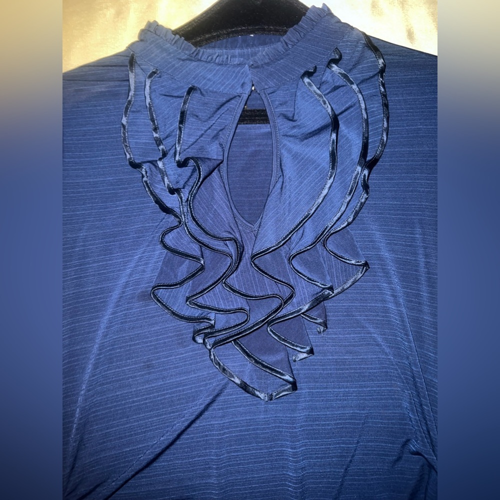 Heart and Soul Navy Blue Blouse… size Large. Smoke and Pet free